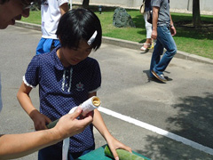 写真は、押し棒に布を巻く作業の様子