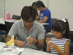 写真は、モノづくりをする親子の様子