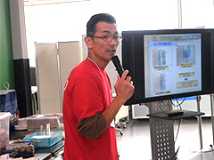 写真は、参加児童への説明をしている様子