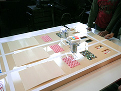 写真は、ロボットで徒競走をしている様子