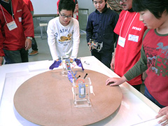 写真は、ロボット相撲をしている様子