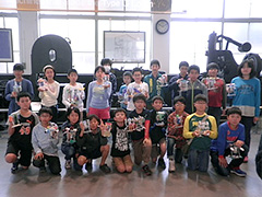 写真は、記念撮影の様子