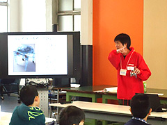 写真は、参加児童への説明をしている様子