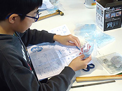 写真は、部品の確認をしている様子