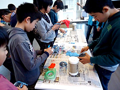 写真は、デコレーションを検討している様子