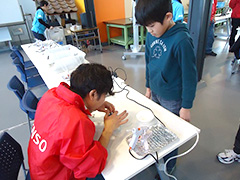 写真は、デコレーション取り付けの様子