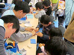 写真は、たくさんの子どもたちが座って作業している様子