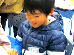 写真は、銅線がくるくる回ったのを見て嬉しそうな顔の男の子の様子