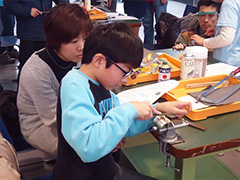 写真は、線に沿ってやすりで削る作業の様子。いくつかのやすりでていねいに削り、形をつくっていきます