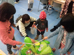 写真は、作ったさおでお魚を釣ろうとしている子ども達の様子