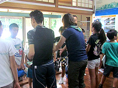 写真は、恥ずかしそうに自己紹介をしている様子