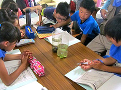 写真は、あさりの浄化実験の結果に興味津々の様子