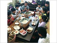 写真は、昼食のカレーを食べている様子