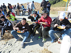 写真は、カレーライスを食べる参加者の様子