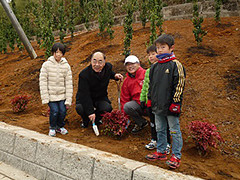 写真は、デンソー幸田製作所長・大須賀幸田町長と参加した子どもたちが記念写真を撮っている様子