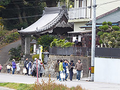 写真は、幸田町の中でも史跡の多い地域を歩いている様子