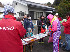 写真は、子どもたちに大人気のバルーンアートをしている様子