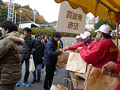 写真は、参加賞をGetしている様子