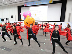 写真は、刈谷の伝統の祭り「万燈」を担いで踊る、よさこいチーム「ゆうじん」の様子