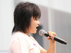 写真は、マイクをもって歌う上田わかなさんの様子