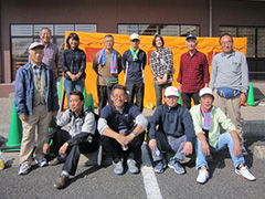 写真は、社員ボランティアが活動を終えて記念写真を撮っている様子
