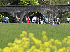 写真は、ふるさといなべ市の語り部の会のガイド活動を見学している様子