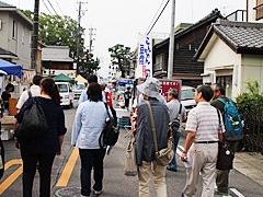 写真は、バザール知立が地域と企画したこうぼうしょうてんがい「道の市」を見学している様子