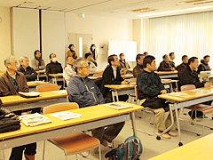 写真は、たかはま　夢・未来塾の概要を聞いている様子