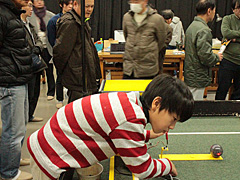 写真は、たかはま　夢・未来塾ロボットクラブの活動を見学している様子