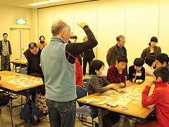 写真は、たかはま　夢・未来塾の英語でゲームの活動を見学している様子