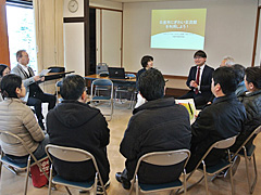 写真は、日進市にぎわい交流館の概要をお聞きし施設を見学している様子