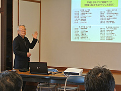 写真は、日進市少年少女発明クラブの活動内容を聞いている様子