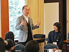 写真は、日進絆子ども食堂の取組みなど、いきいき塾NPO絆の活動内容を聞いている様子