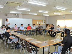 写真は、アクティにしお（西尾市市民活動センター）の概要を聞く参加者の様子