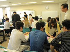 写真は、日本の七夕行事を紹介する教室を見学する様子