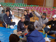 写真は、作業後の交流昼食の様子。クイズの答えがこれだと思う人は手を挙げて～！