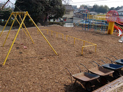 写真は、ウッドチップ散布後の遊具広場の様子。ふかふかのウッドチップの絨毯の完成です！！もうこれで転んでも痛くないよー！