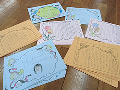 写真は、藤原小学校の生徒たちからお礼の手紙が届いた様子