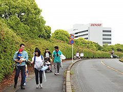写真は、元気に基礎研究所を出発している様子