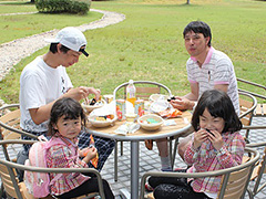 写真は、ゴールで軽食の様子