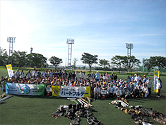 写真は、参加者が集合写真を撮っている様子