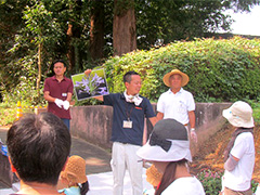写真は、動物園のかたが植えるお花の説明をしている様子