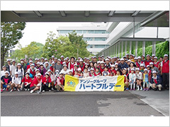 写真は、活動前に全員で集合写真を撮っている様子