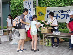 写真は、デンソー本社前で参加者が受付をしている様子