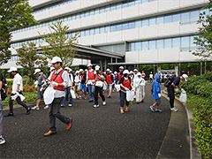 写真は、デンソー本社前を元気にスタートする参加者の様子