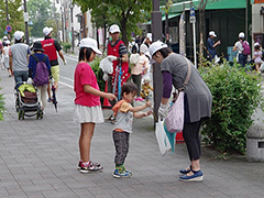 小さい子も町のゴミ拾いをしました