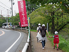 写真は、ゴールの刈谷球場に向かって歩く親子の様子