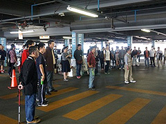 写真は、朝礼（アピタ刈谷店）の様子