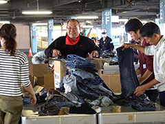 写真は、衣料仕分け作業（アピタ刈谷店）の様子