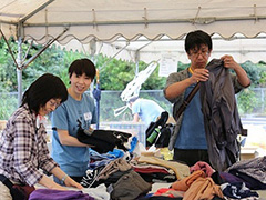 写真は、衣料仕分け作業（幸田製作所）の様子
